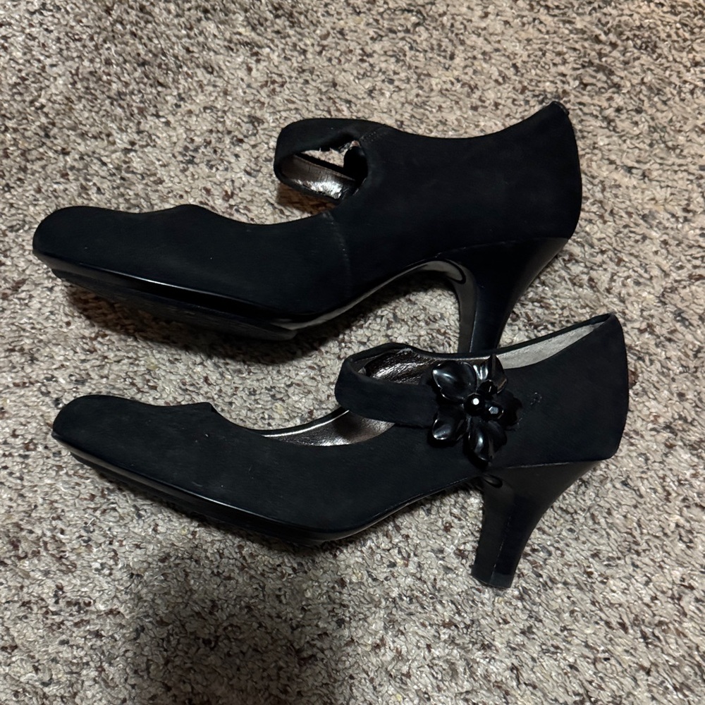 SOFFT Elegant Black Heels with Floral Accent 7.5